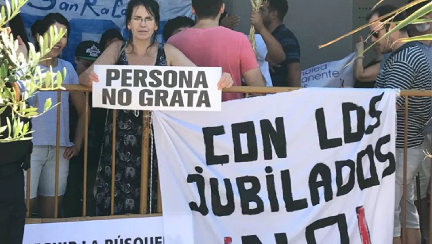 Macri fue recibido en Mendoza con pancartas y globos negros