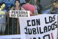 Macri fue recibido en Mendoza con pancartas y globos negros