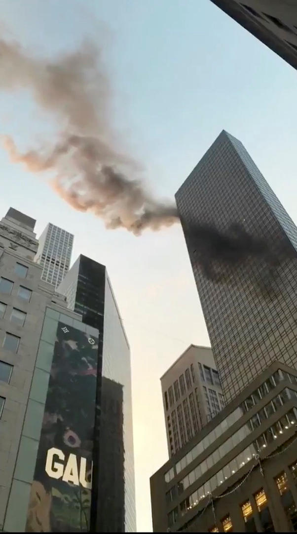 TODA UNA METÁFORA. La azotea del edificio Trump, en llamas.  Reuters