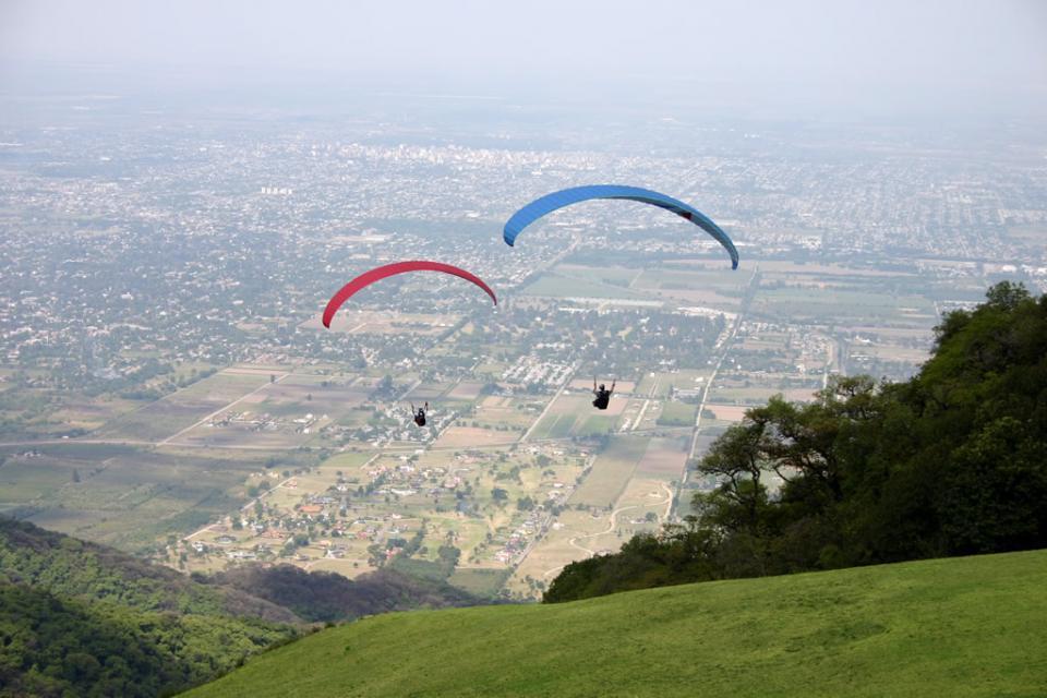 Dos parapentistas vuelan en Loma Bola. FOTO ARCHIVO LA  GACETA