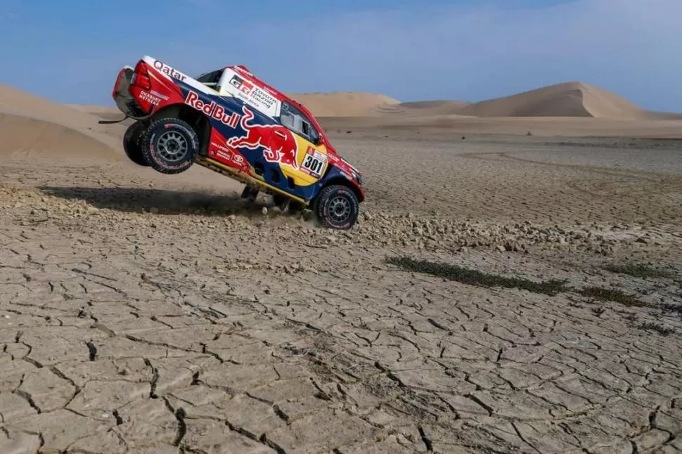 POR POCO. La Toyota Hilux de Al-Attiyah, ganador de la etapa en Autos, cae después de tomar altura en una duna. Pese al impacto de punta, el qatarí logró dominar la máquina para llegar a la meta final. dakar.com / a. vialatte