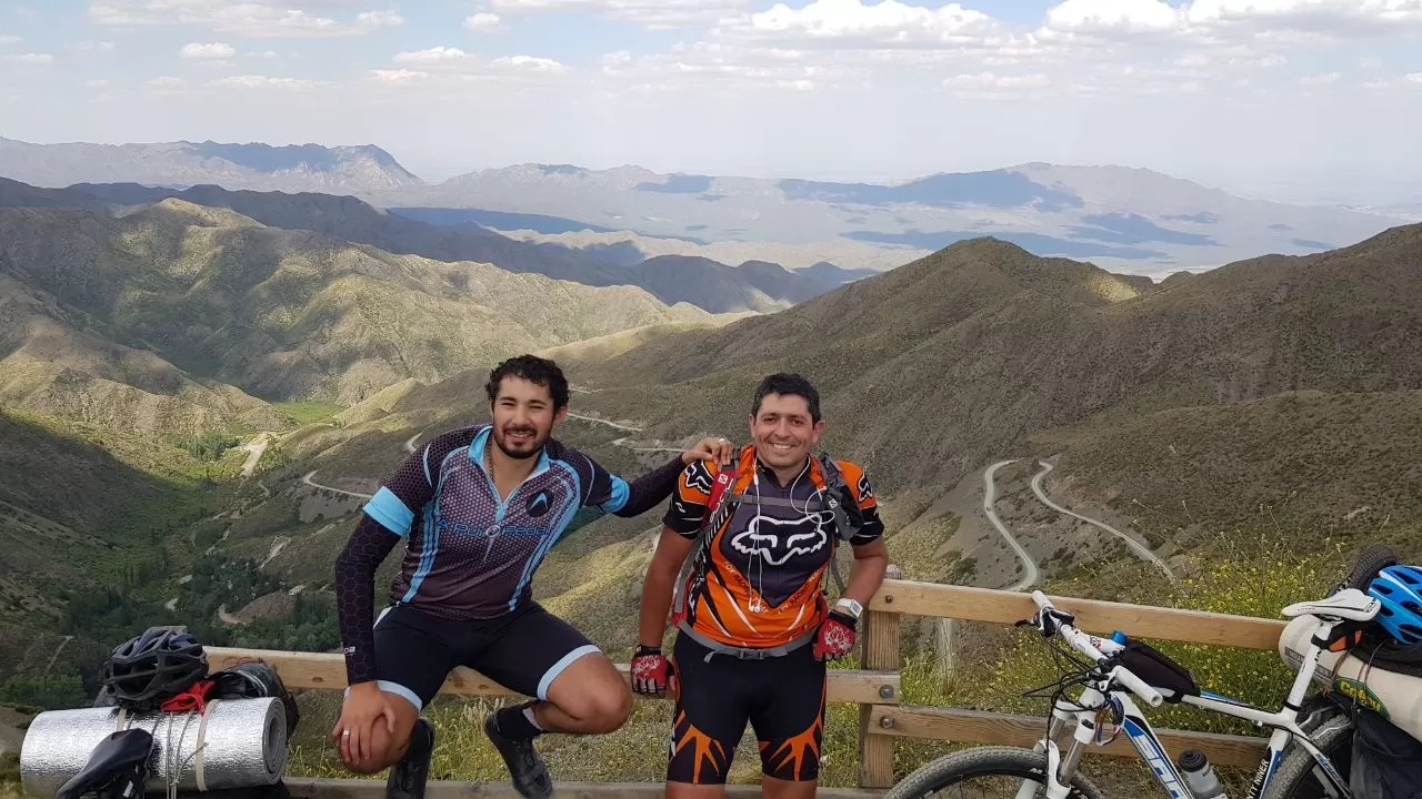 La hazaña de dos tucumanos: cruzaron la Cordillera de los Andes en bicicleta
