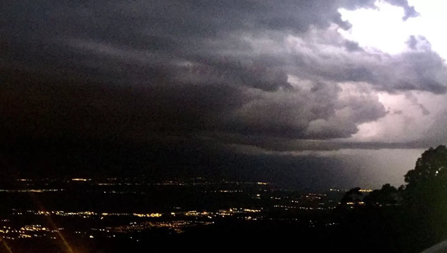 Tucumán continúa bajo alerta meteorológica por lluvias y tormentas