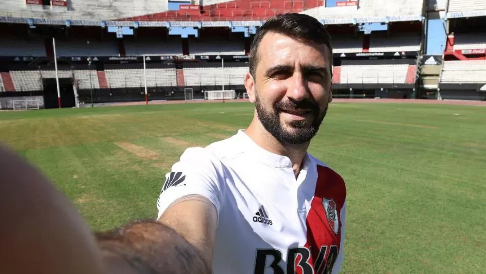 CON LA CAMISETA PUESTA. Pratto se sacó una selfie en el Monumental.