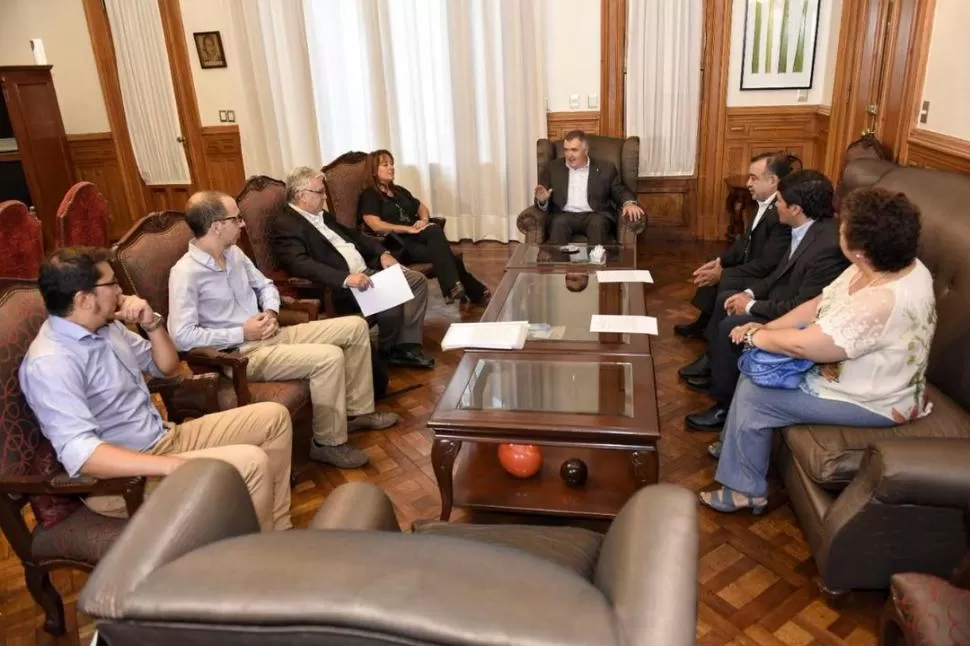 EN CASA DE GOBIERNO. El vicegobernador Jaldo (frente) dialoga con representantes del sector farmacéutico.  twitetr @OsvaldoJaldo