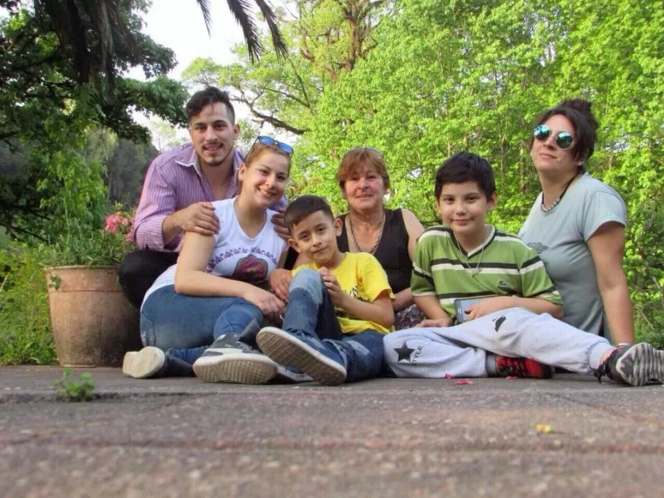 HOY. Miguel Amargós (primero desde la izquierda), junto a su familia. imágen enviada por miguel amargós
