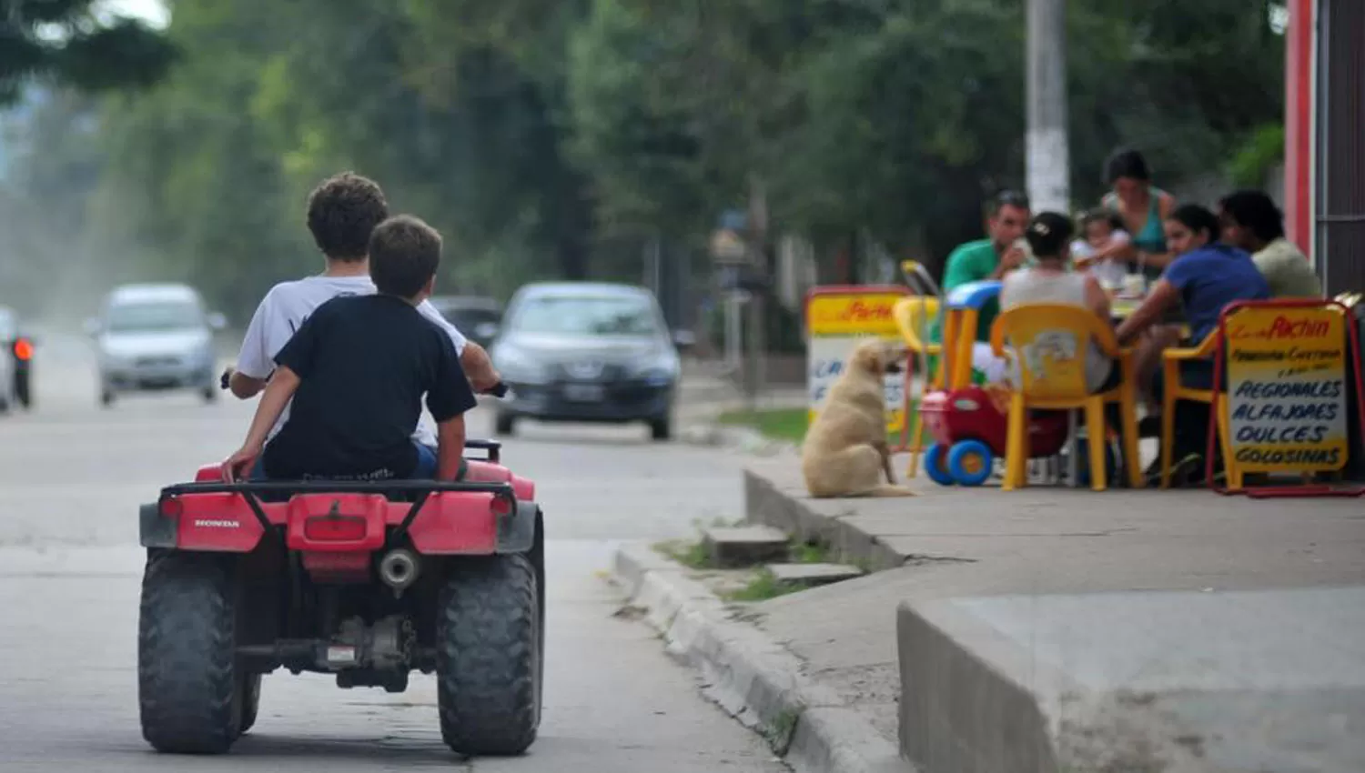 CUATRICICLOS. Dos chicos circulan en uno de estos vehículos por una calle tucumana. ARCHIVO