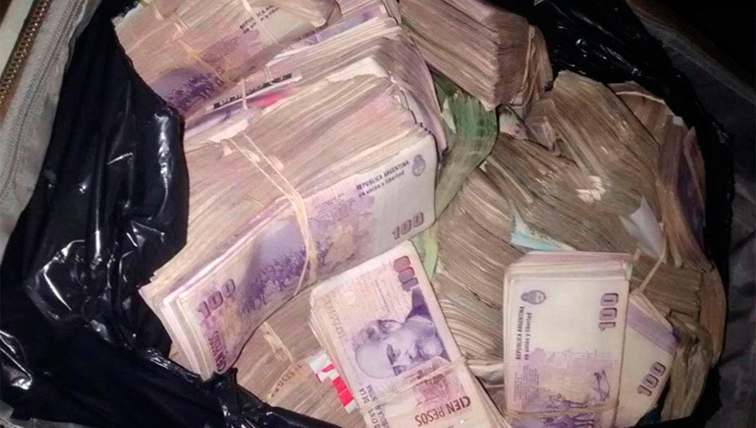 Parte del dinero que fue secuestrado durante los operativos. 