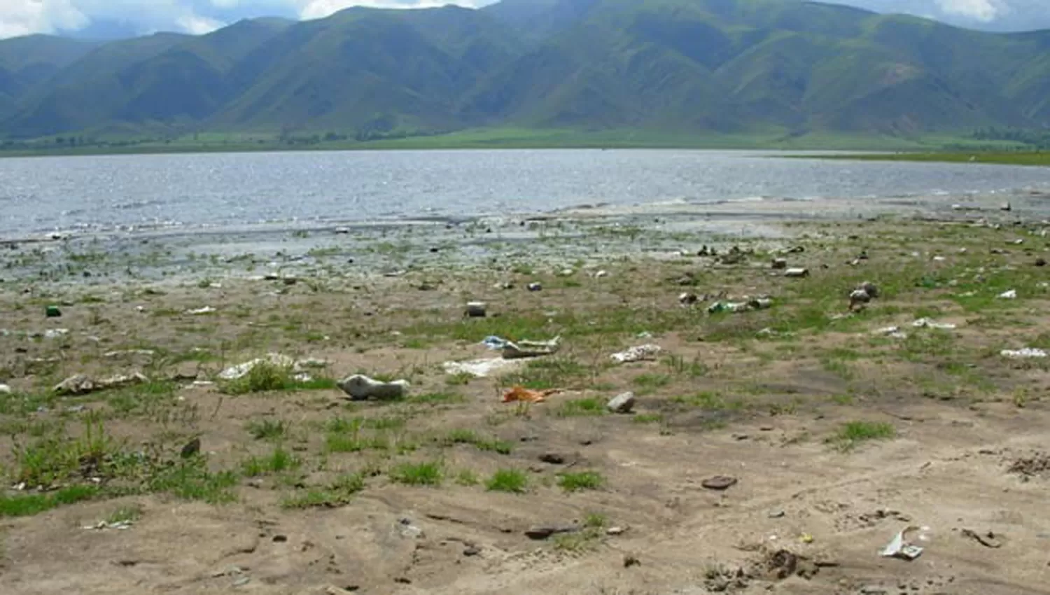 EL MOLLAR. La basura perturba la belleza del paisaje de la comuna. ARCHIVO