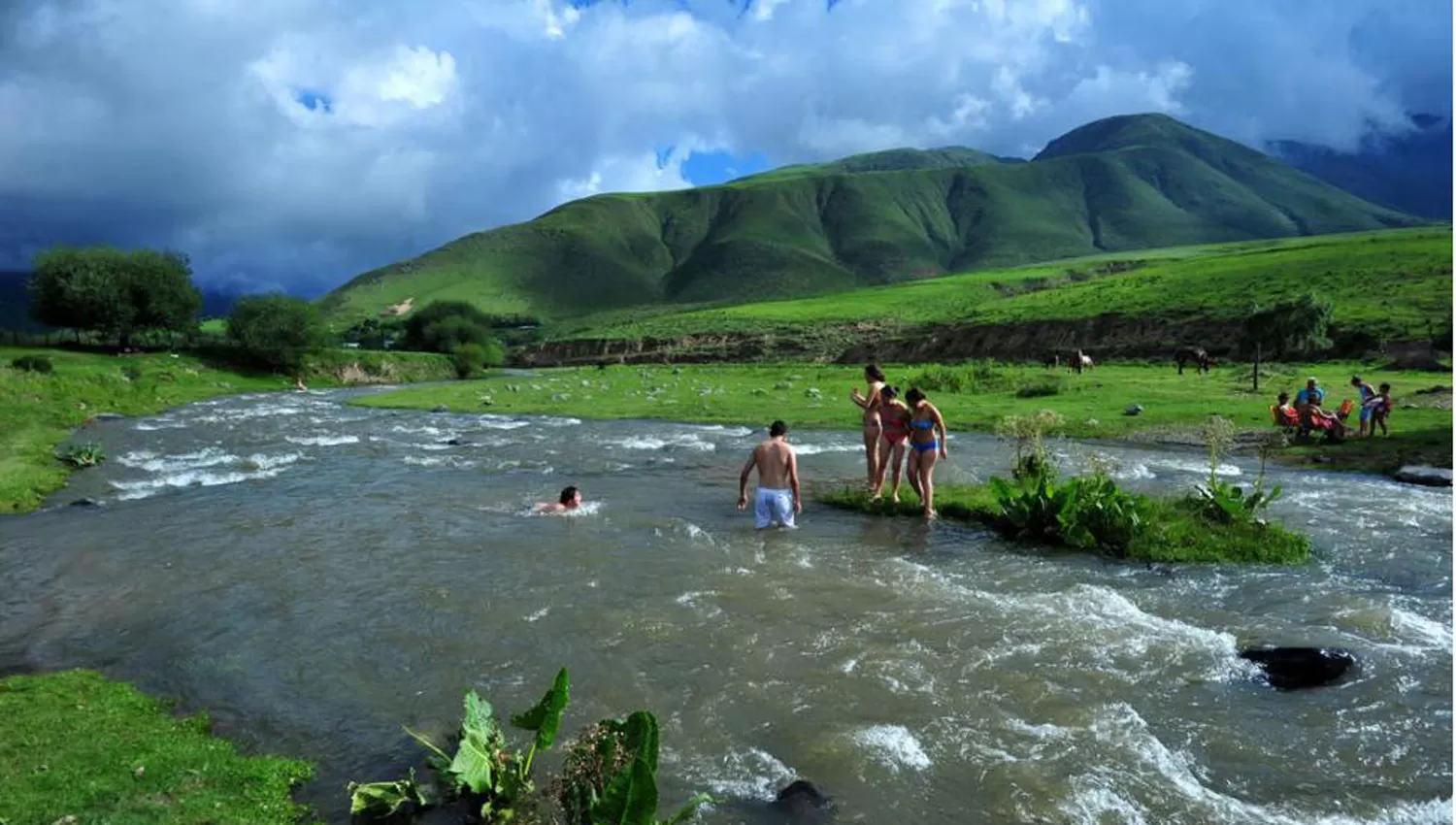 RÍOS EN TAFÍ. Un grupo de personas se baña en un río tafinisto. El peligro de los cursos de agua de montaña es que las crecientes suelen ser sorpresivas. ARCHIVO