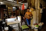 Un albañil fue atacado por una banda de 12 motochorros