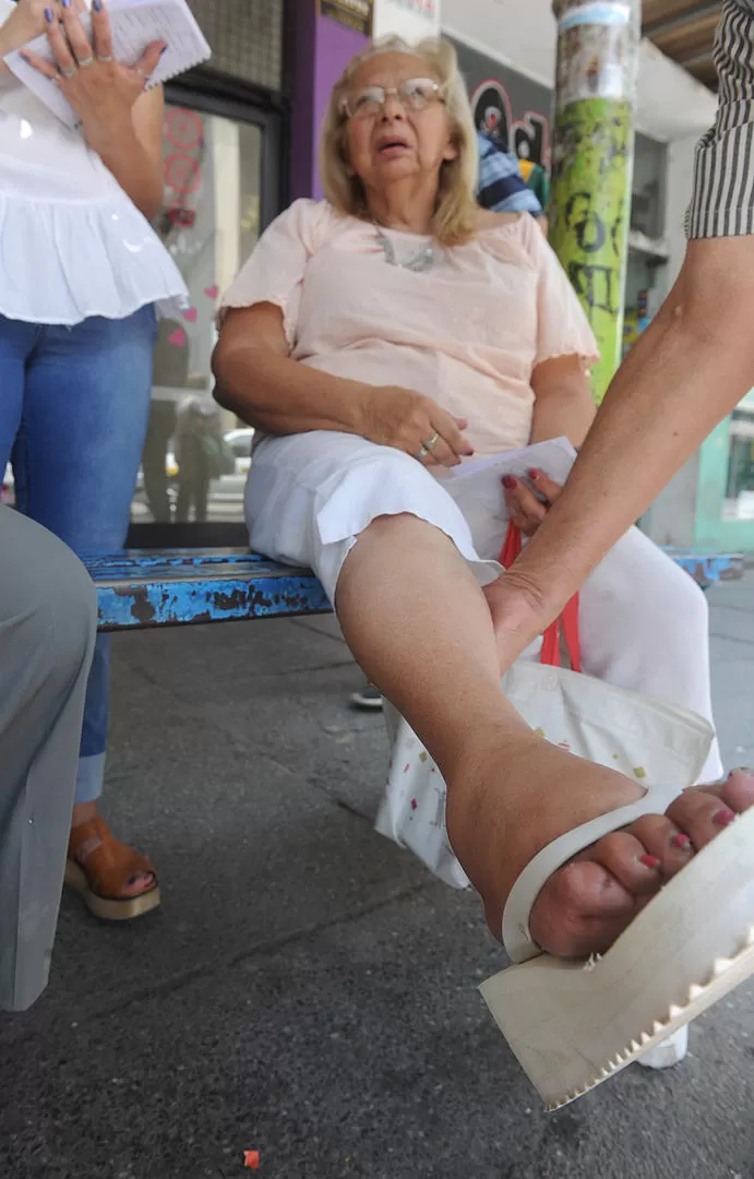 SECUELA. María Sosa con su pie inflamado, por la caída en la calle Junín. la gaceta / fotos de antonio ferroni
