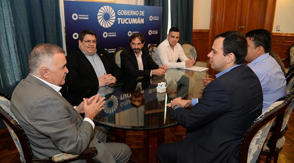 MESA DE DIÁLOGO. Los cuatro concejales opositores se reunieron el jueves con el vicegobernador Jaldo. secretaría de estado de comunicación pública