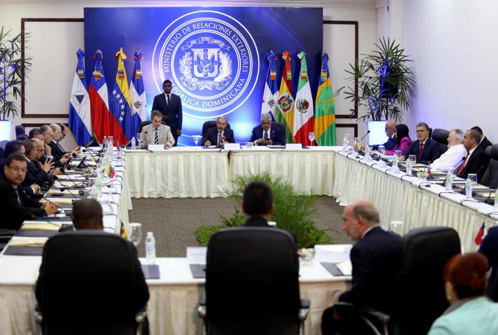 MESA DE DIÁLOGO. Medina, presidente de República Dominicana, y Rodríguez Zapatero lideran las tratativas. reuters