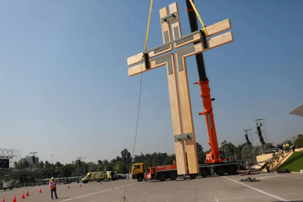 CRUZ GIGANTESCA. La monumental figura es colocada en Santiago de Chile, donde Francisco dará una misa. Reuters