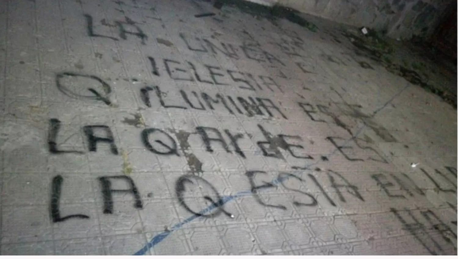 El piso del frente de la Iglesia con la frase escrita contra Francisco. FOTO TOMADA DE CLARÍN.COM