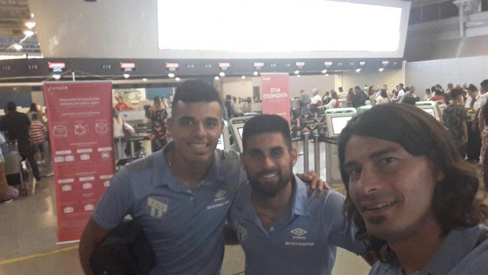 EN EL GALEAO. Mauro Osores, Cristian Villagra e Ismael Blanco se tomaron una selfie con el aeropuerto internacional de Río de Janeiro de fondo, a la espera de la salida del vuelo a Recife.  gentileza  mauro osores