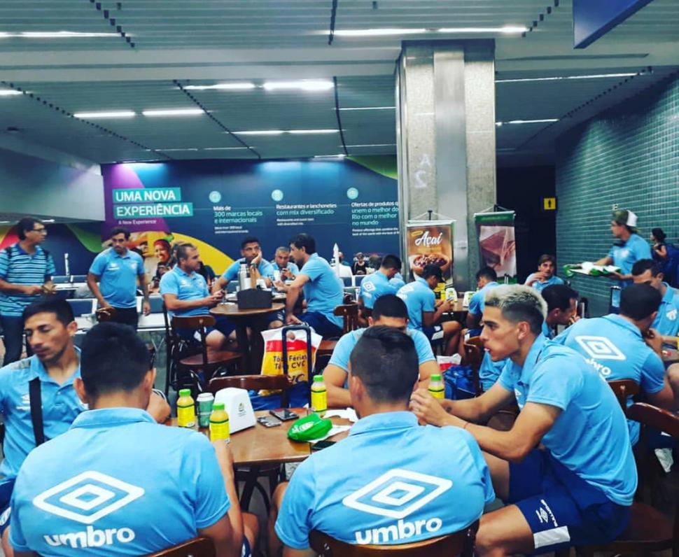 MERIENDA. Los jugadores en Río de Janeiro, antes de partir hacia Recife. instagram / patper007