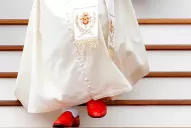 De las sandalias del pescador a los zapatos papales que caminan por El Vaticano