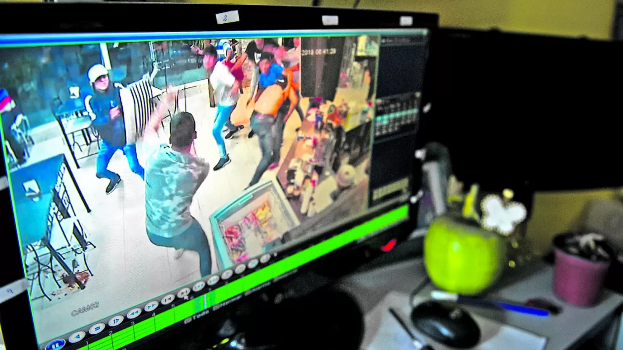OJOS DE VIDEO TAPE. Las cámaras de seguridad instaladas dentro del bar registraron la secuencia de la descomunal gresca registrada el domingo. LA GACETA / FOTO DE JORGE OLMOS SGROSSO