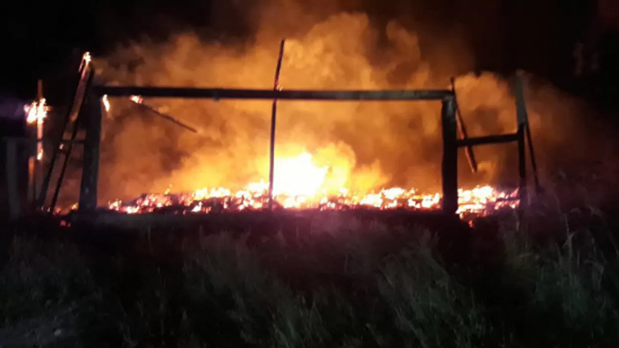 Dos capillas fueron quemadas en forma simultánea en la comuna de Cunco. FOTO TOMADA DE TWITTER @ALEJANDROHIDD