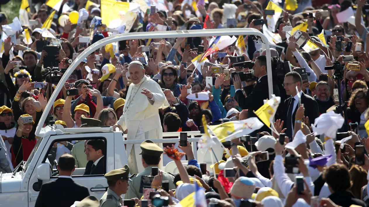 MULTITUD. El Pontífice se dirige al altar en el Papamóvil. REUTERS