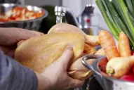 El pollo debe descongelarse en la heladera