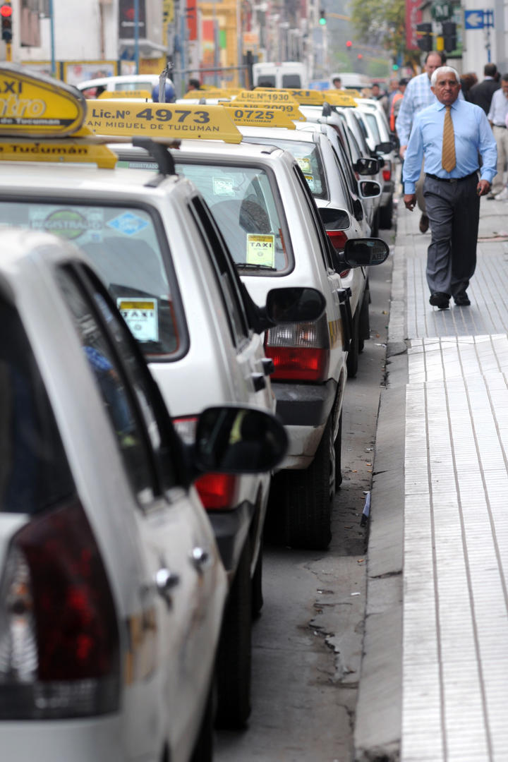 INCERTIDUMBRE. Propietarios y choferes de taxis aguardan por la definición del pedido de suba en el Concejo. la gaceta / foto de inés quinteros orio