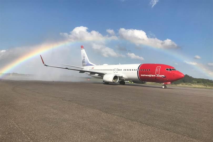 BAUTISMO. El avión es recibido con un arco de agua en el aeropuerto de Ezeiza. FOTO TOMADA DE LA NACIÓN