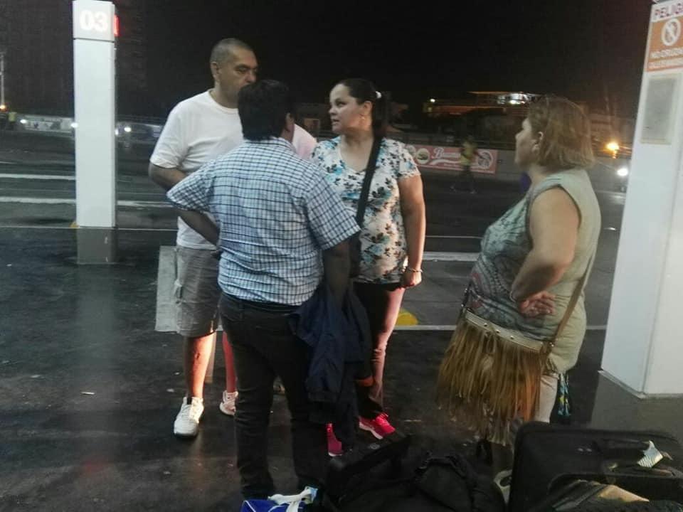 Los pasajeros tuvieron horas de espera por la rotura y luego secuestro del colectivo. FOTO TOMADA DE FACEBOOK / Silvana Gómez