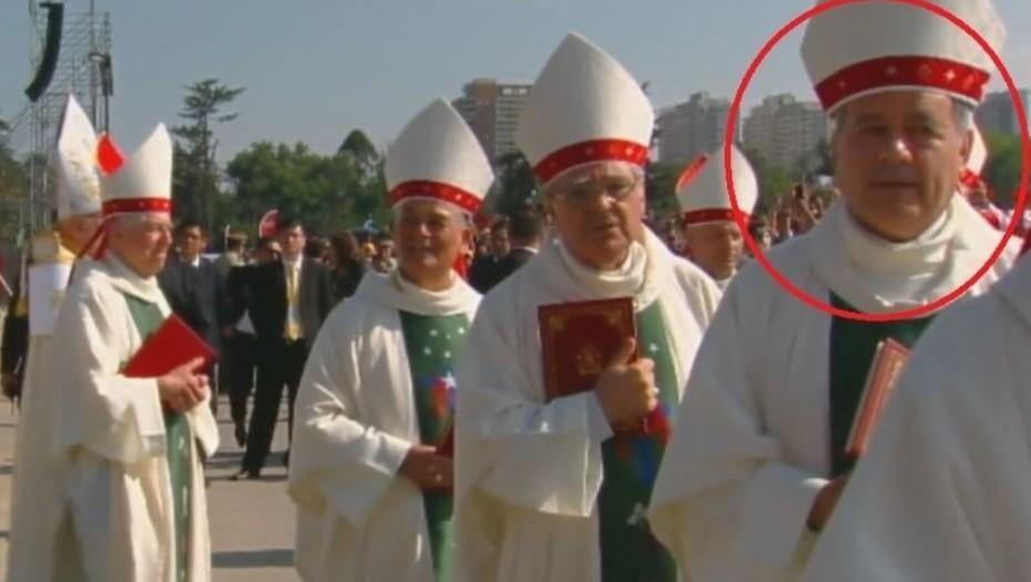 POLÉMICO. El obispo de Osorno, Juan Barros, durante la misa del Papa Francisco. FOTO TOMADA DE CLARÍN