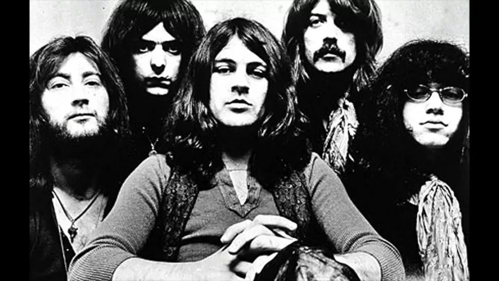 ANTES Y AHORA. A la izquierda, Ian Gillan, Ritchie Blackmore, Jon Lord, Roger Glover y Ian Paice eran Deep Purple en 1972. A la derecha, el grupo el año pasado, con Gillan, Paice, Glover, Steve Morse y Don Airey. .