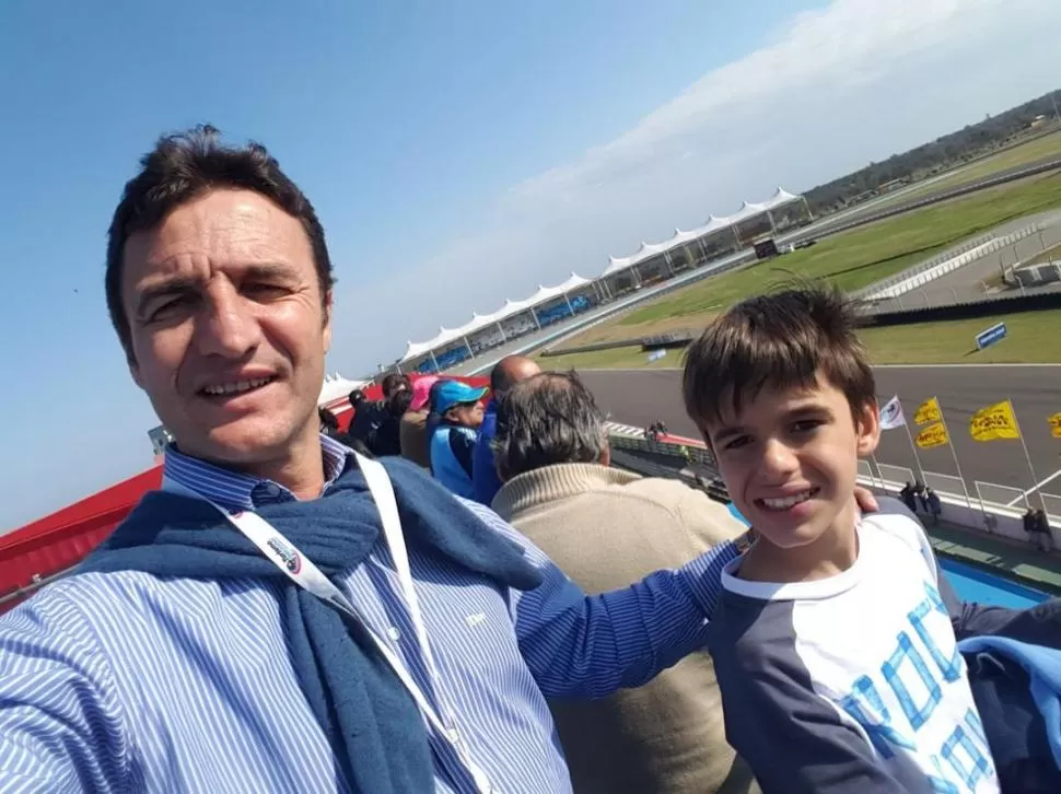 HOY. Roberto Sánchez junto con su hijo Gonzalo, de 13 años.  