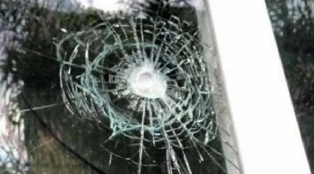 SECUELAS. Los vidrios de la casa de Alfaro muestran el impacto de las balas. 
