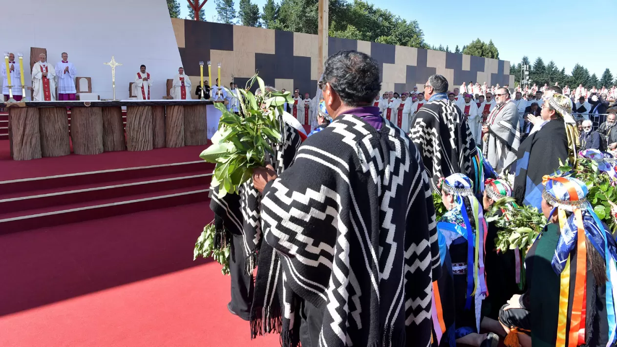 EN LA MISA. Representantes mapuches, frente al altar en el que oficia el papa Francisco. REUTERS