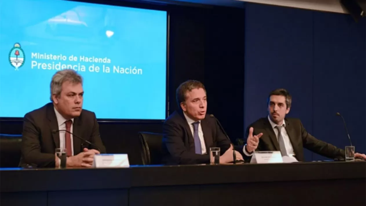 Nicolás Dujovne brindó una conferencia de prensa junto al secretario de Política Económica, Sebastián Galiani (izquierda) y al secretario de Hacienda, Rodrigo Pena (derecha). FOTO TOMADA DE INFOBAE.COM