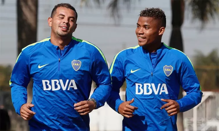 Cardona y Barrios, futbolistas de Boca, entrenando. FOTO TOMADA DE FUTBOLETE.COM
