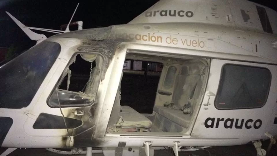 ATENTADOS. Así quedó uno de los helicópteros tras el ataque. FOTO TOMADA DE LA NACIÓN