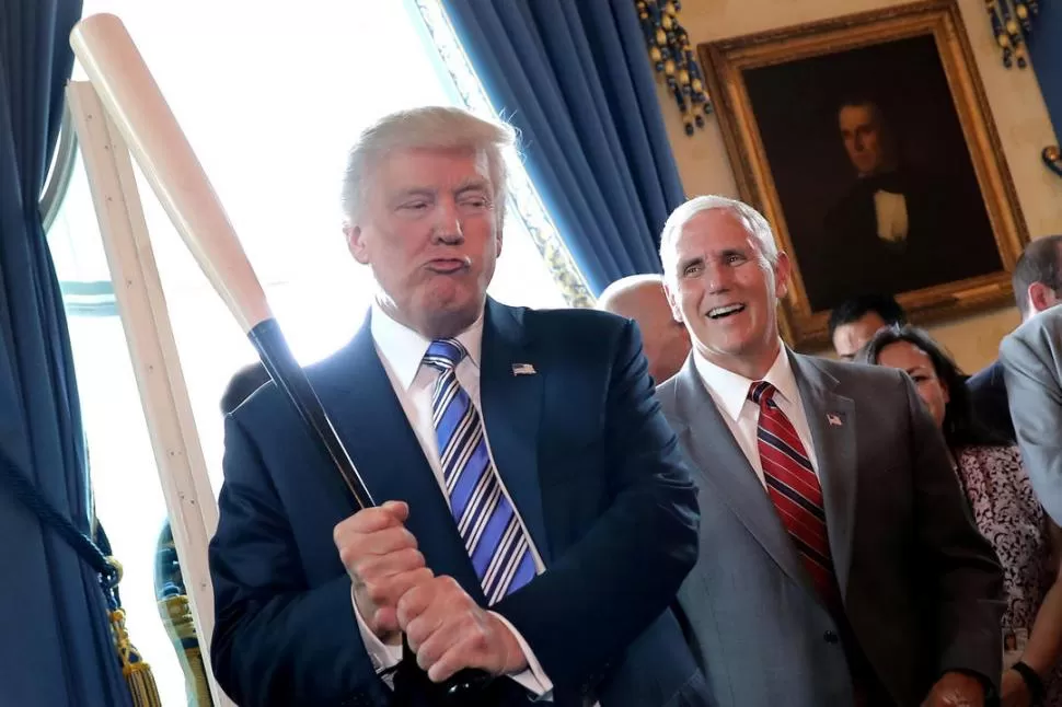 SÍNTESIS. Trump posa como “golpeando duro”, en julio, durante una exposición de productos “Made in USA”. reuters