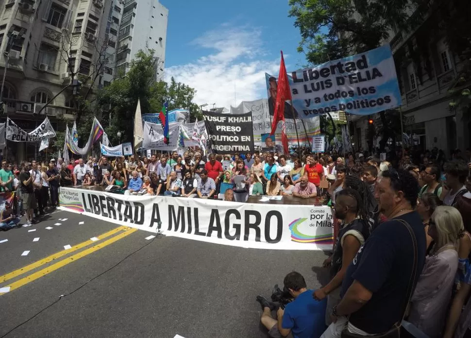 POR EL MICROCENTRO PORTEÑO. Militantes de izquierda, del kirchnerismo y de organismos de derechos humanos protestaron ayer en Buenos Aires. telam