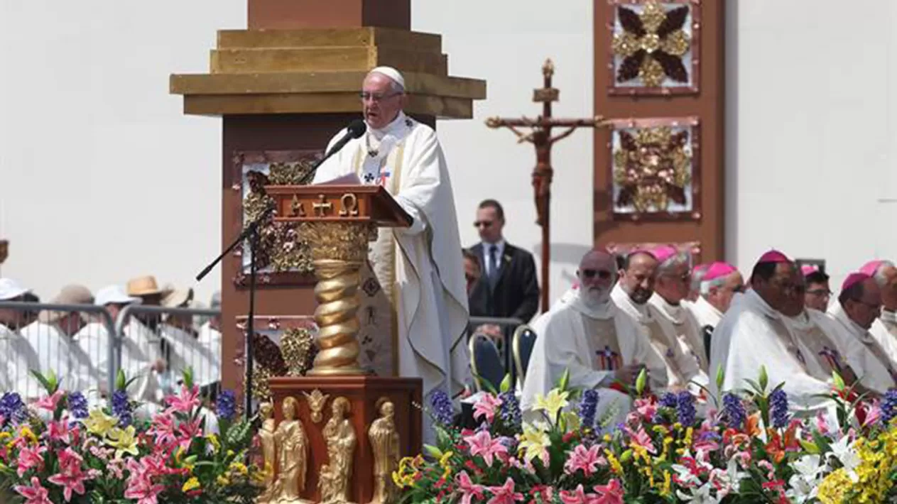 El papa Francisco encabezó la Misa de Nuestra Señora del Carmen, este mediodía, en Iquique. FOTO TOMADA DE LANACION.COM.AR

