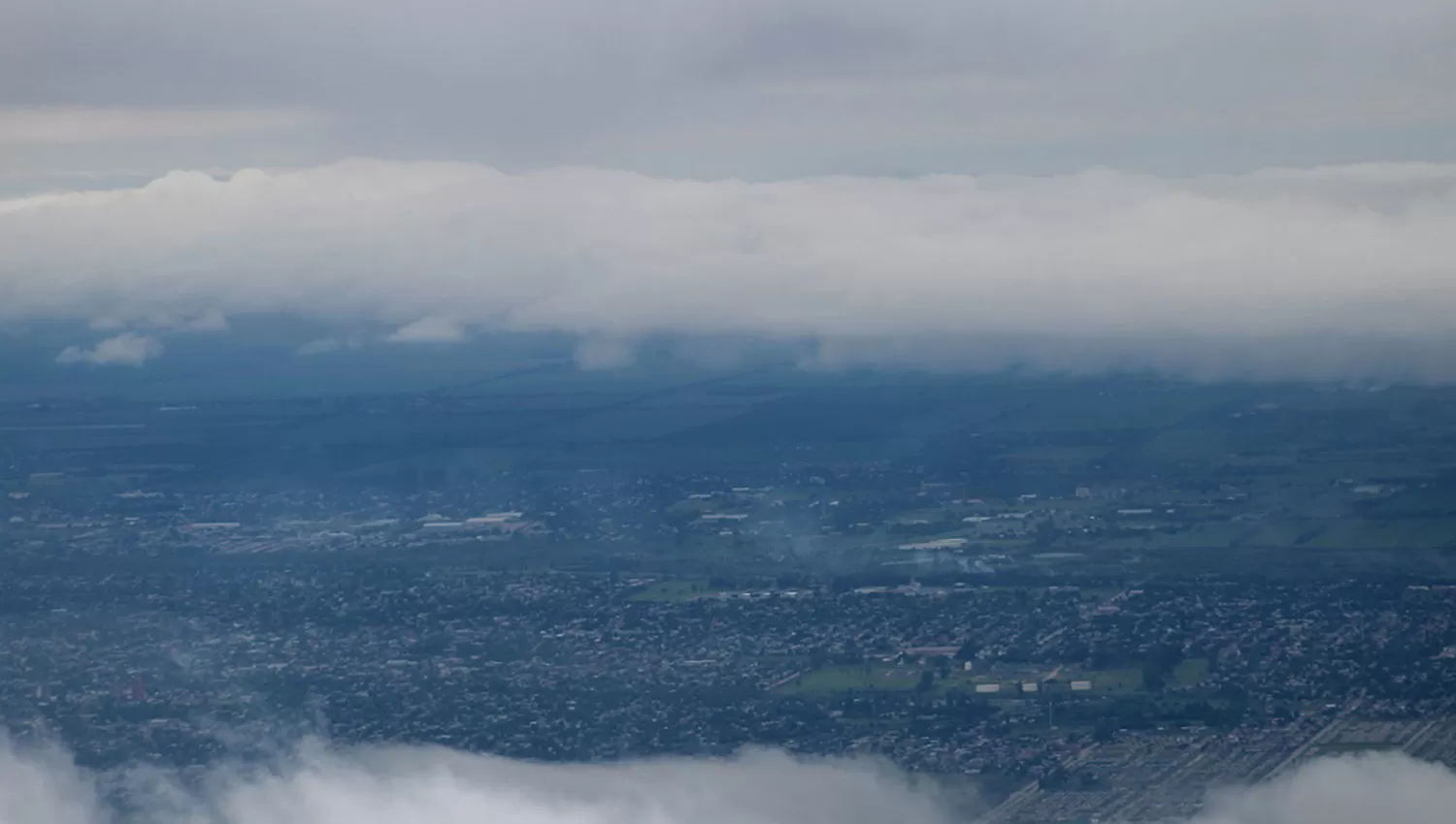 DESDE VILLA NOUGUÉS. Así se ve desde el cerro la ciudad un día nublado y lluvioso. LA GACETA / LUCIANA COLLADO