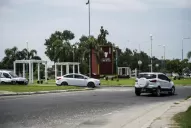 Lo balearon cuando viajaba en moto con su esposa y su bebé