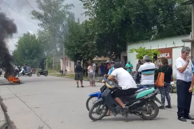 En Simoca se cansaron de los aumentos de la luz y quemaron cubiertas frente a EDET