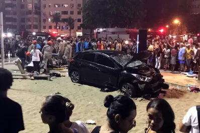 Un auto se subió a la playa de Copacabana y dejó 15 heridos y un bebé muerto