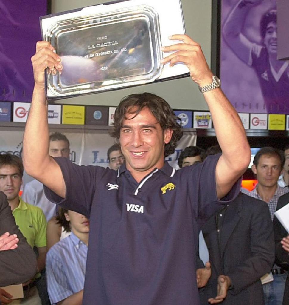 Y EL GANADOR ES... Nuñez Piossek, con el trofeo de LA GACETA de 2002. LA GACETA / foto de JUAN PABLO SANCHEZ NOLI (archivo)