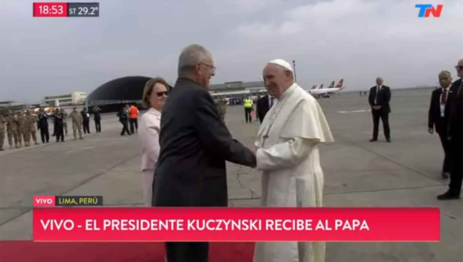 El presidente de Perú, Pedro Pablo Kuczynsk, recibió al papa Francisco en la pista del aeropuerto. CAPTURA DE PANTALLA