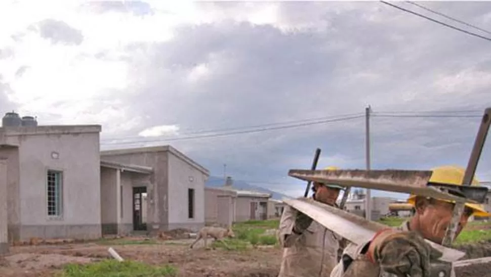 CASAS DEL ESTADO. El proyecto habitacional Manantiales Sur, del Ipvdu -uno de los más grandes desde Lomas de Tafí-, se anunció en enero de 2013. LA GACETA / INES QUINTEROS ORIO