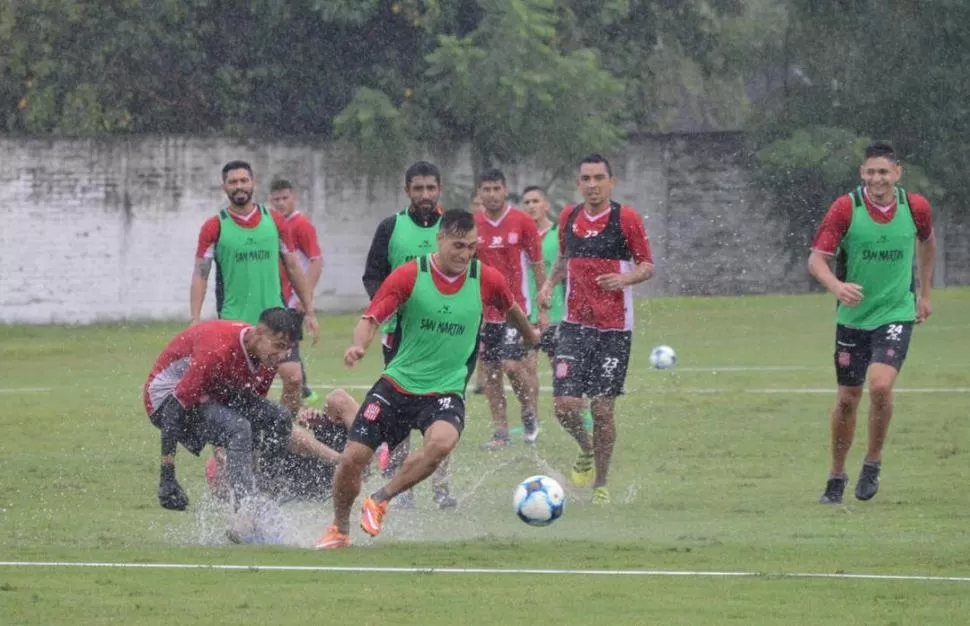 ES MÍA. Gonzalo Rodríguez se lleva la pelota durante una práctica pasada por agua en el complejo “Natalio Mirkin”. prensa casm