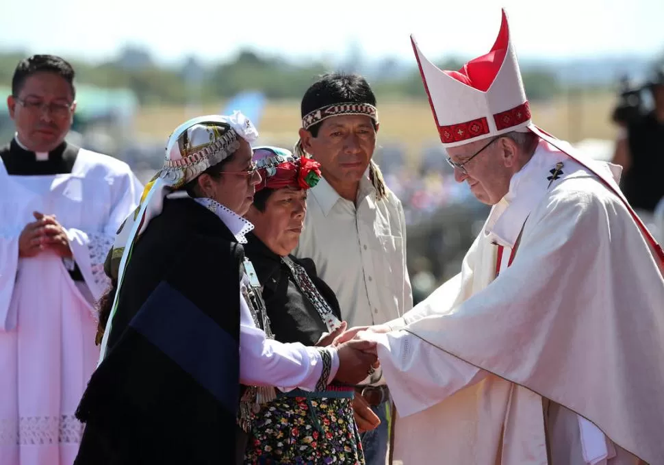 EN TEMUCO. El papa Francisco saluda a representantes de la comunidad Mapuche en la capital araucana. reuters